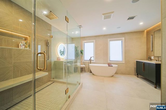 144 Village Circle, Paramus, NJ 07652