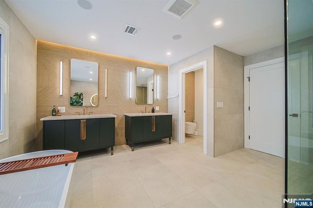 144 Village Circle, Paramus, NJ 07652