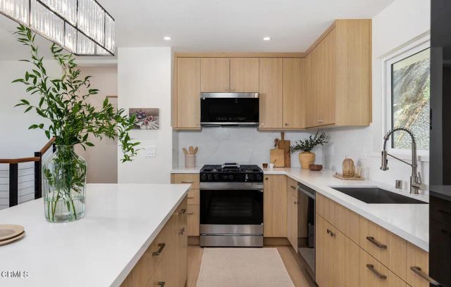 981 Glen Oaks Boulevard, Pasadena, CA 91105