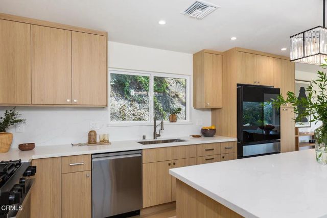 981 Glen Oaks Boulevard, Pasadena, CA 91105