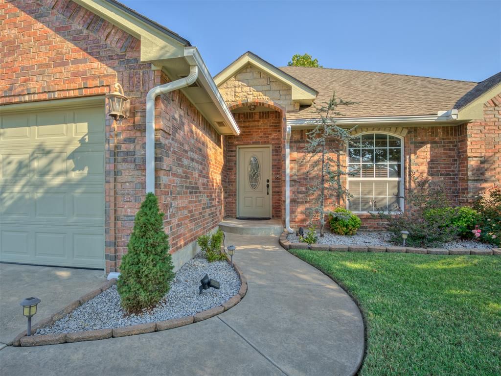 813 SW 32nd Street, Moore, OK 73160