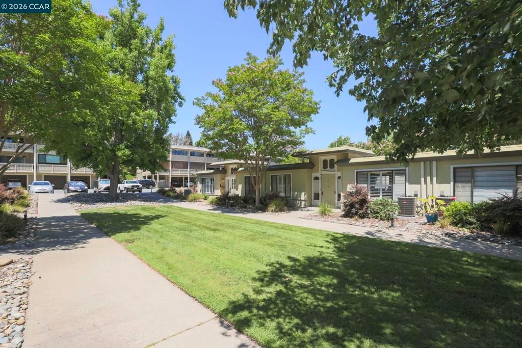 Image 4 of property listing at 1209 Oakmont Dr #6 6, Walnut Creek, CA 94595