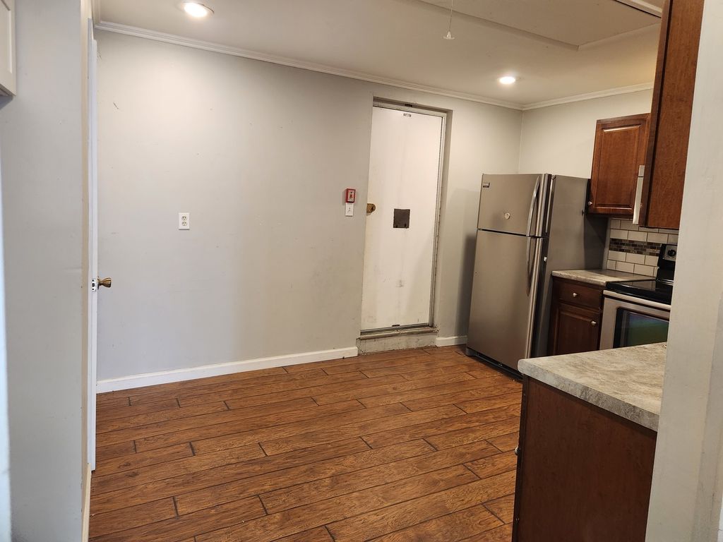 Image 4 of property listing at 1012 MAIN Street, Mt Vernon, IL 62864