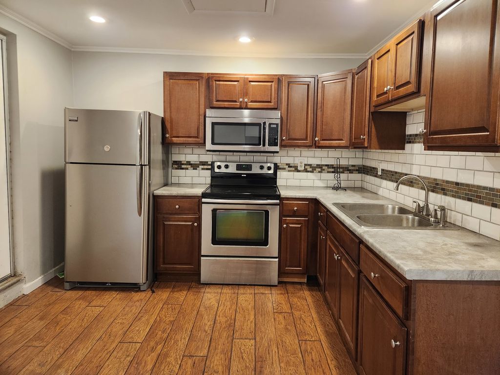 Image 5 of property listing at 1012 MAIN Street, Mt Vernon, IL 62864