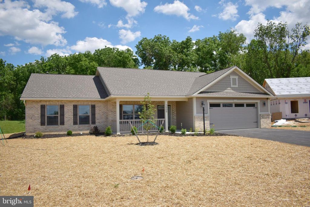 1509 TREELINE DR, Chambersburg, PA 17202