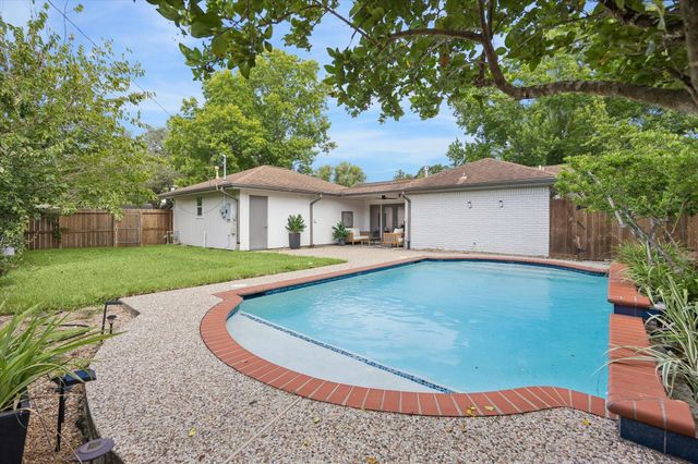 3731 Sun Valley Drive, Houston, TX 77025