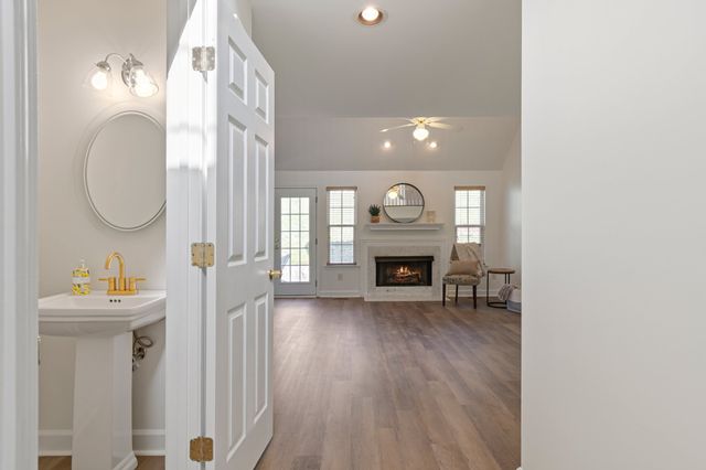 7825 Farmington Pl, Nashville, TN 37221