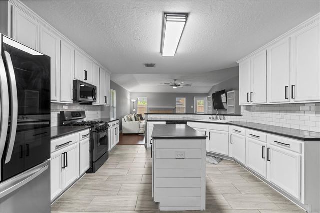 10819 Redwood Drive, Baytown, TX 77523