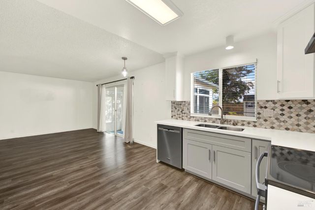 910 Hidden Cove Way, Suisun City, CA 94585