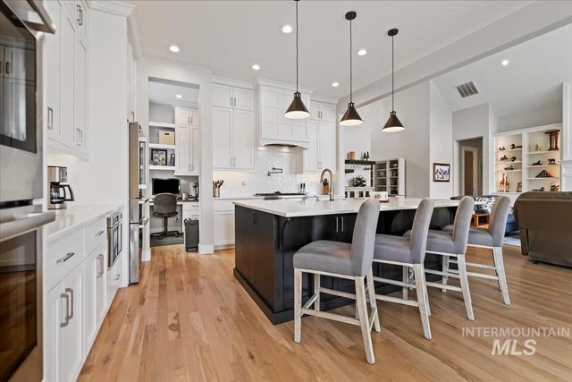 8253 W Brooks Dr, Boise, ID 83714