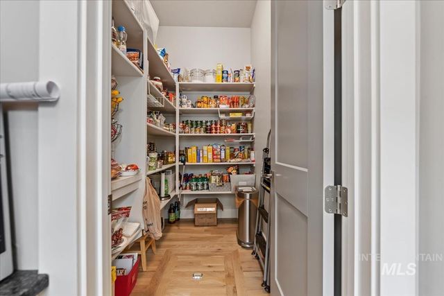 8253 W Brooks Dr, Boise, ID 83714