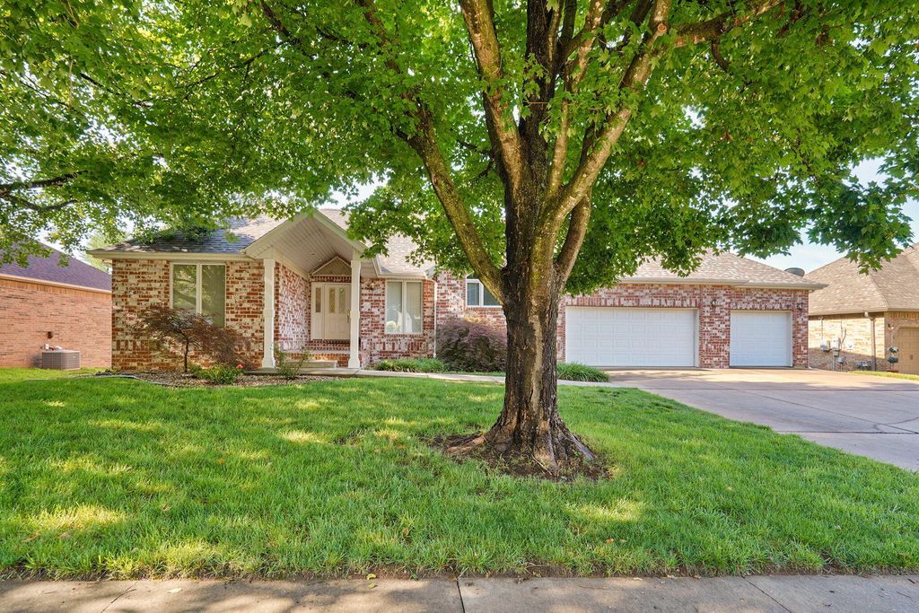 808 W Jackson Avenue, Nixa, MO 65714