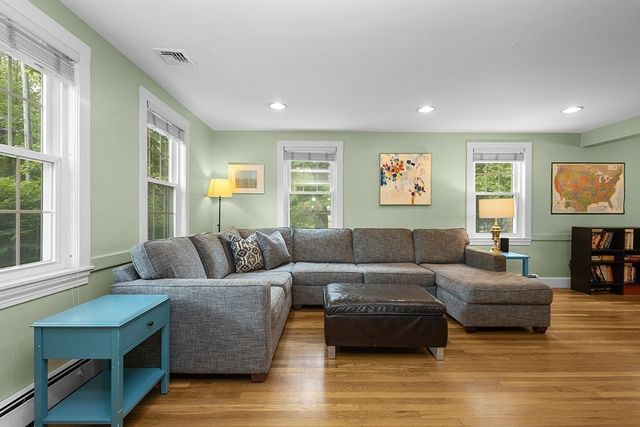 1 Ledgeville Ave, Foxboro, MA 02035