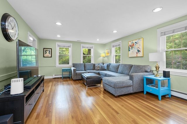 1 Ledgeville Ave, Foxboro, MA 02035