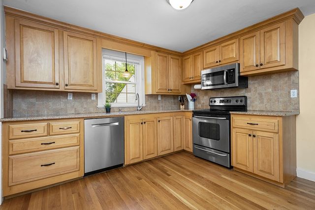 1 Ledgeville Ave, Foxboro, MA 02035