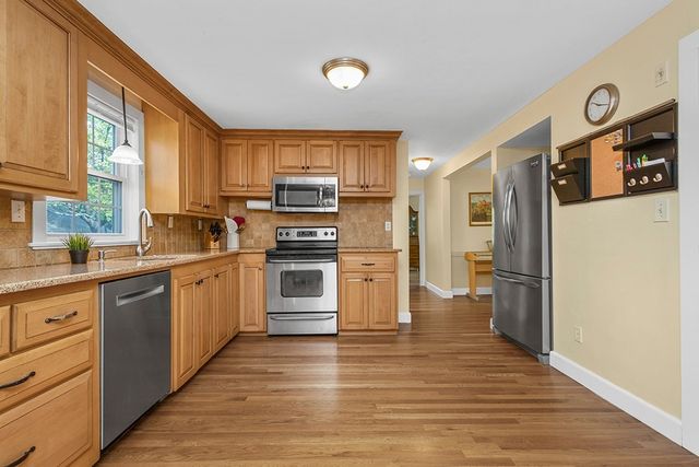 1 Ledgeville Ave, Foxboro, MA 02035