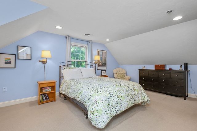 1 Ledgeville Ave, Foxboro, MA 02035