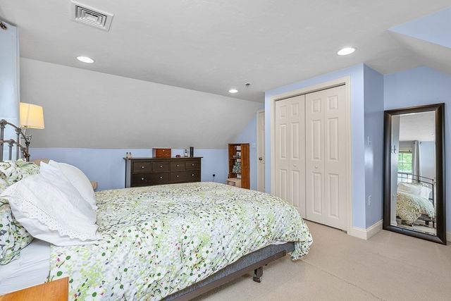 1 Ledgeville Ave, Foxboro, MA 02035