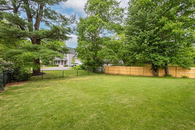1 Ledgeville Ave, Foxboro, MA 02035
