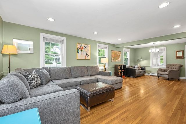 1 Ledgeville Ave, Foxboro, MA 02035
