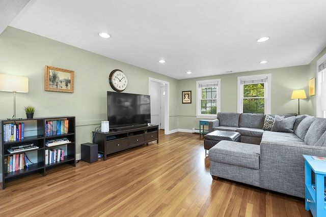 1 Ledgeville Ave, Foxboro, MA 02035