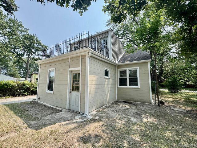 20535 Ridgemont Road, Harper Woods, MI 48225