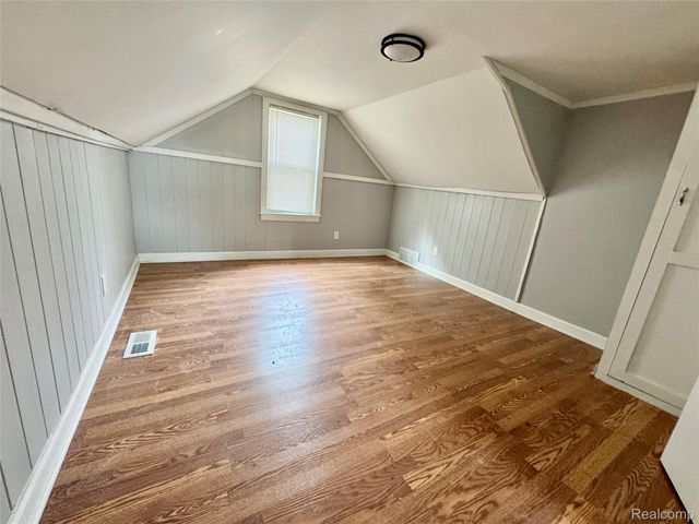 20535 Ridgemont Road, Harper Woods, MI 48225