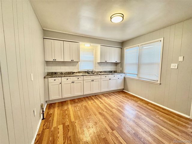 20535 Ridgemont Road, Harper Woods, MI 48225