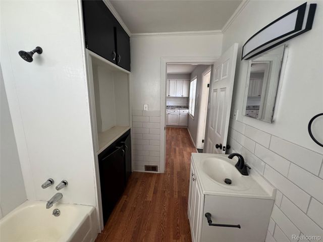 20535 Ridgemont Road, Harper Woods, MI 48225