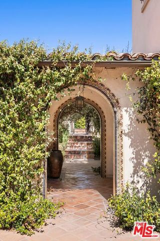 1111 Stradella Road, Los Angeles, CA 90077