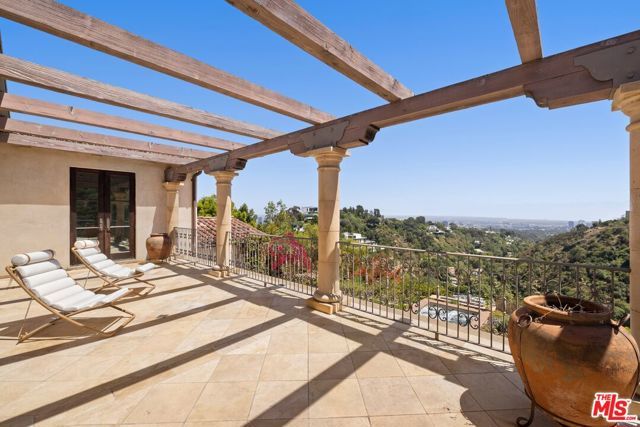 1111 Stradella Road, Los Angeles, CA 90077