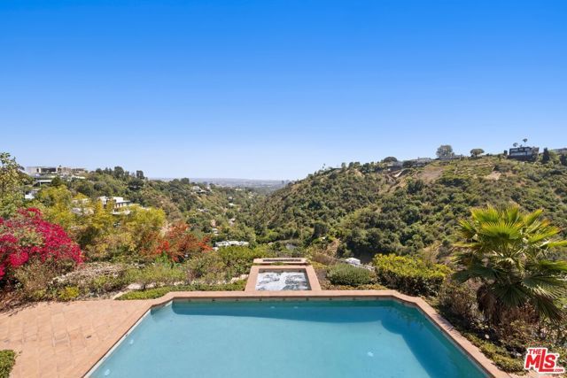 1111 Stradella Road, Los Angeles, CA 90077