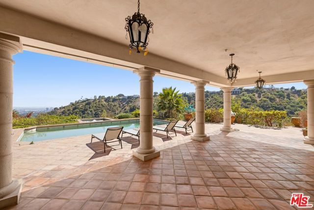 1111 Stradella Road, Los Angeles, CA 90077