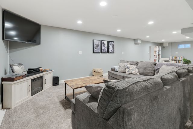 328 S 14TH Street, St. Charles, IL 60174