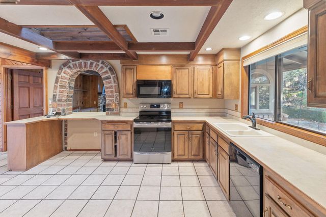 301 Canyon Drive, Grants Pass, OR 97527