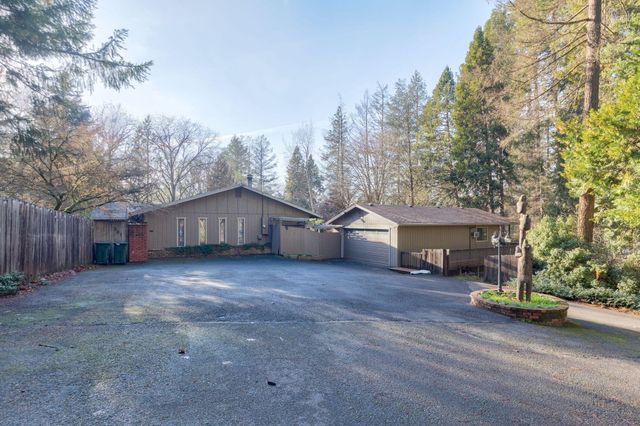 301 Canyon Drive, Grants Pass, OR 97527