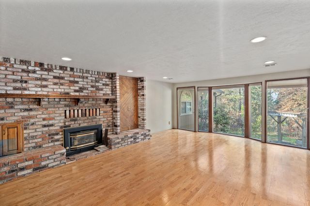 301 Canyon Drive, Grants Pass, OR 97527