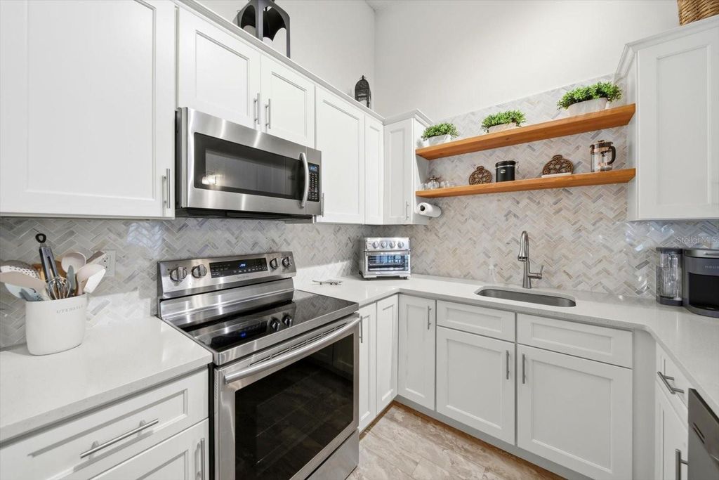 Image 18 of property listing at 3301 CRYSTAL COURT E Unit M, Palm Harbor, FL 34685