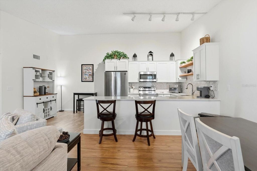 Image 9 of property listing at 3301 CRYSTAL COURT E Unit M, Palm Harbor, FL 34685