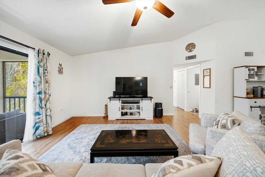 Image 10 of property listing at 3301 CRYSTAL COURT E Unit M, Palm Harbor, FL 34685