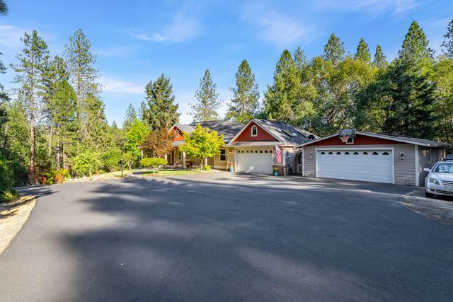 1260 Pinecrest Drive, Grants Pass, OR 97526