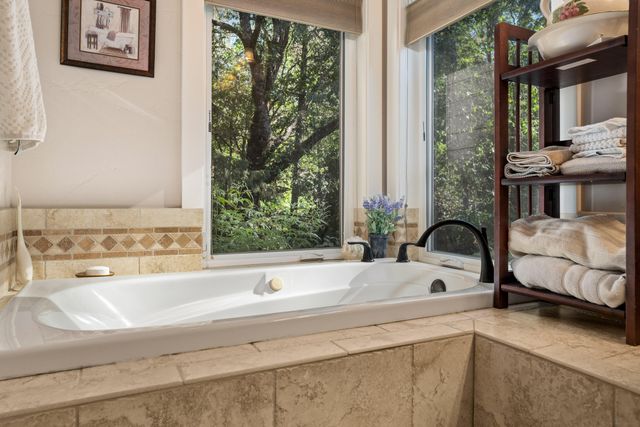 1260 Pinecrest Drive, Grants Pass, OR 97526