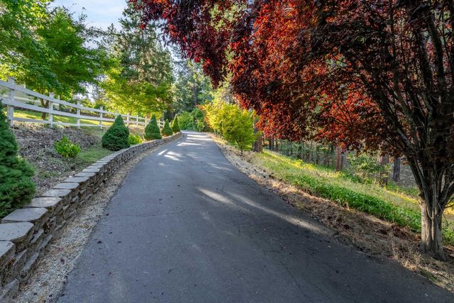 1260 Pinecrest Drive, Grants Pass, OR 97526