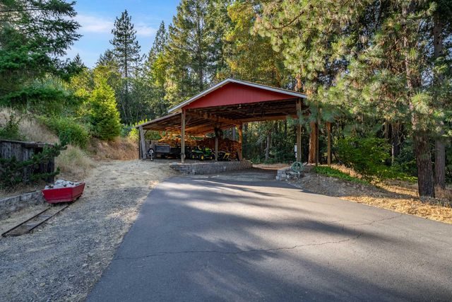 1260 Pinecrest Drive, Grants Pass, OR 97526
