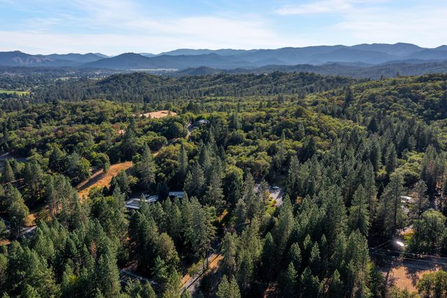 1260 Pinecrest Drive, Grants Pass, OR 97526