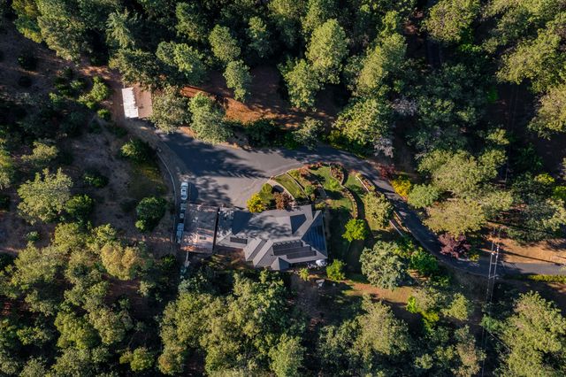 1260 Pinecrest Drive, Grants Pass, OR 97526