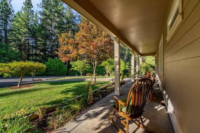 1260 Pinecrest Drive, Grants Pass, OR 97526