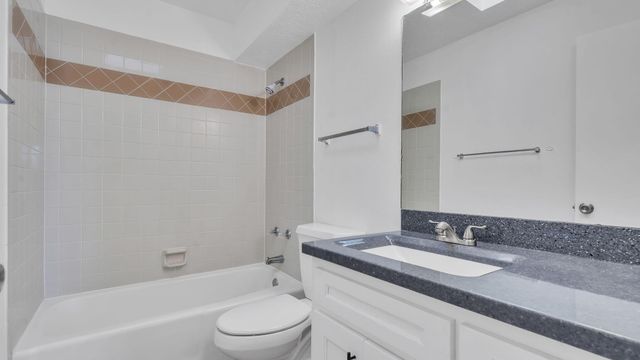 112 Hilton Avenue NW, Albuquerque, NM 87107