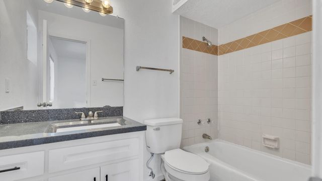 112 Hilton Avenue NW, Albuquerque, NM 87107