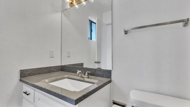 112 Hilton Avenue NW, Albuquerque, NM 87107